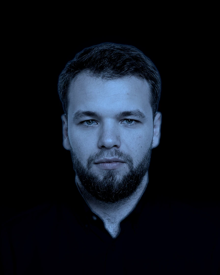 Liviu Sărăteanu, fondatorul Novispectra, portret pe fundal întunecat